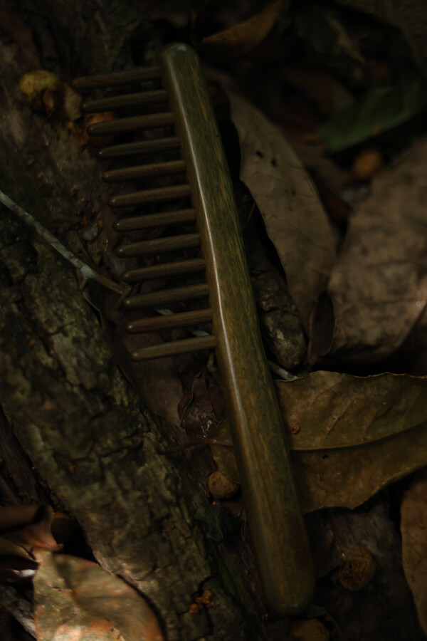 Mistik Sandal Ağacı 12 Dişli Ahşap Tarak – Doğal Meridyen Masajı & Saç Terapisi